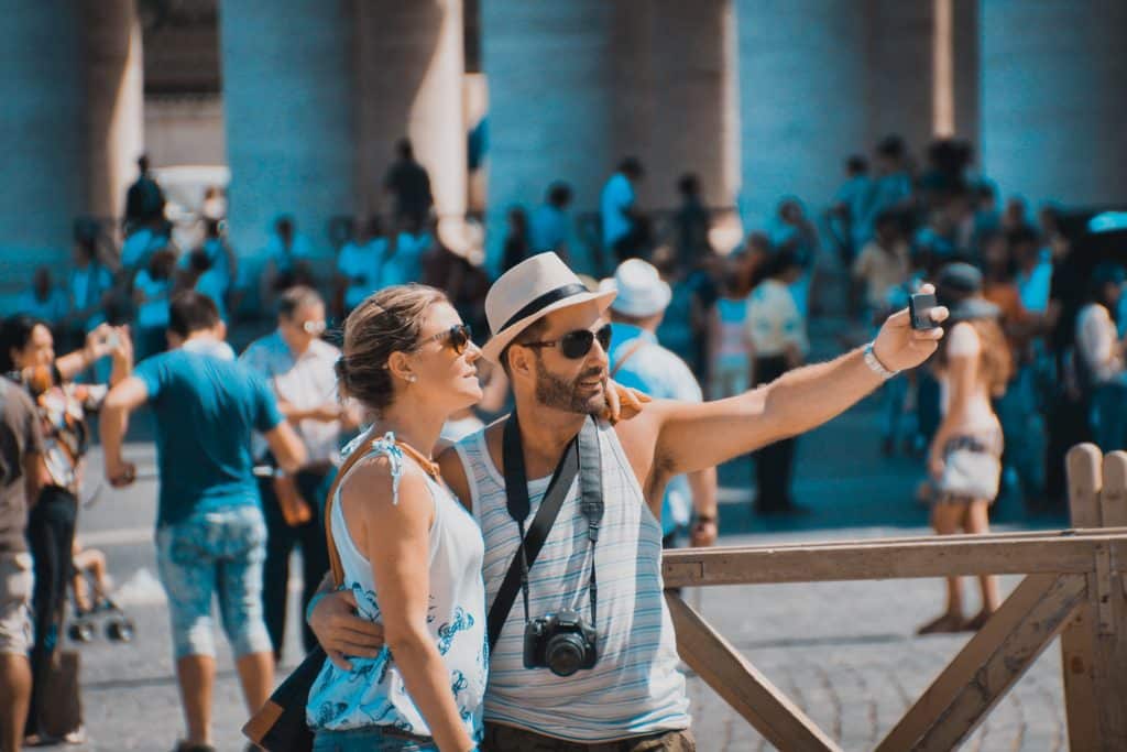 Casal tirando foto em lugares turísticos