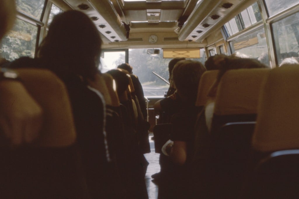 Pessoas viajando de ônibus