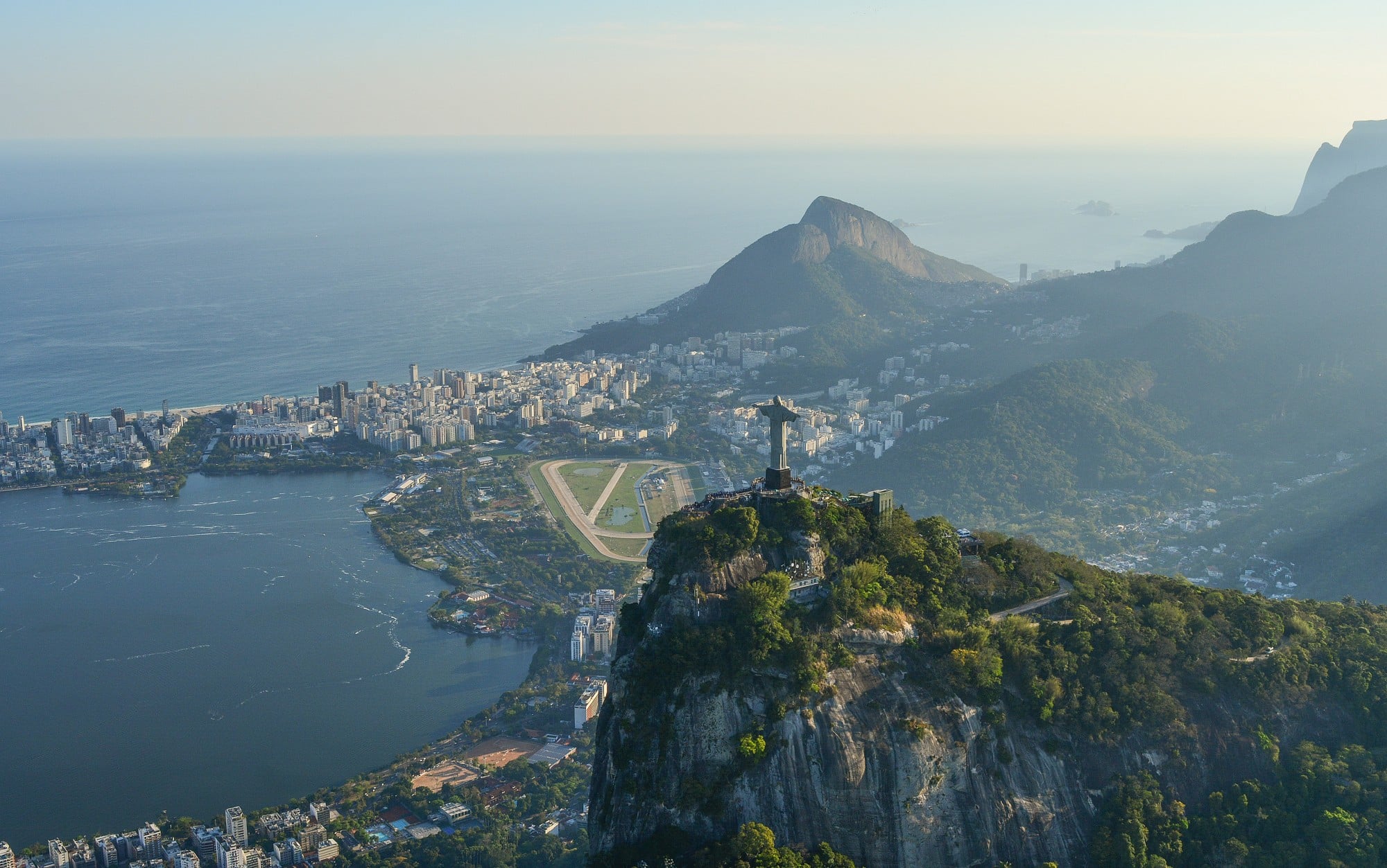 Vista aérea do Cristo Redentor e do Rio de Janeiro